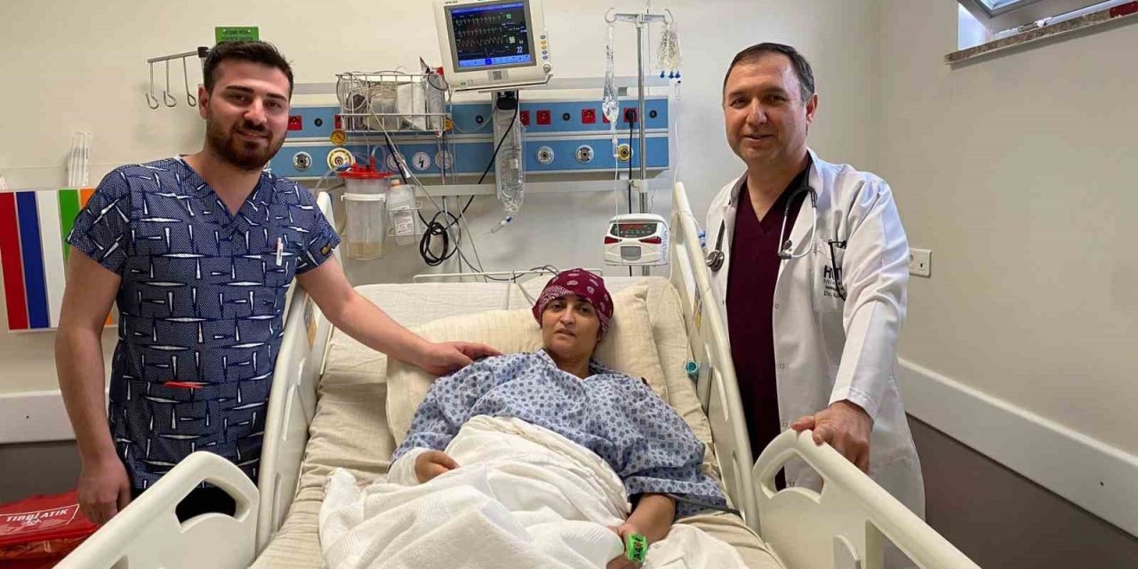 Enkazdan çıkartılan depremzede 54 günlük yaşam mücadelesini kazandı