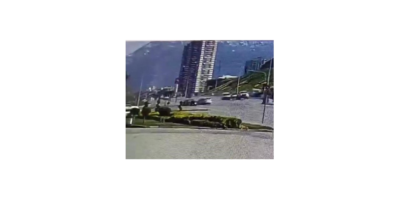 Işık ihlalinin neden olduğu ölümlü kaza kameraya yansıdı