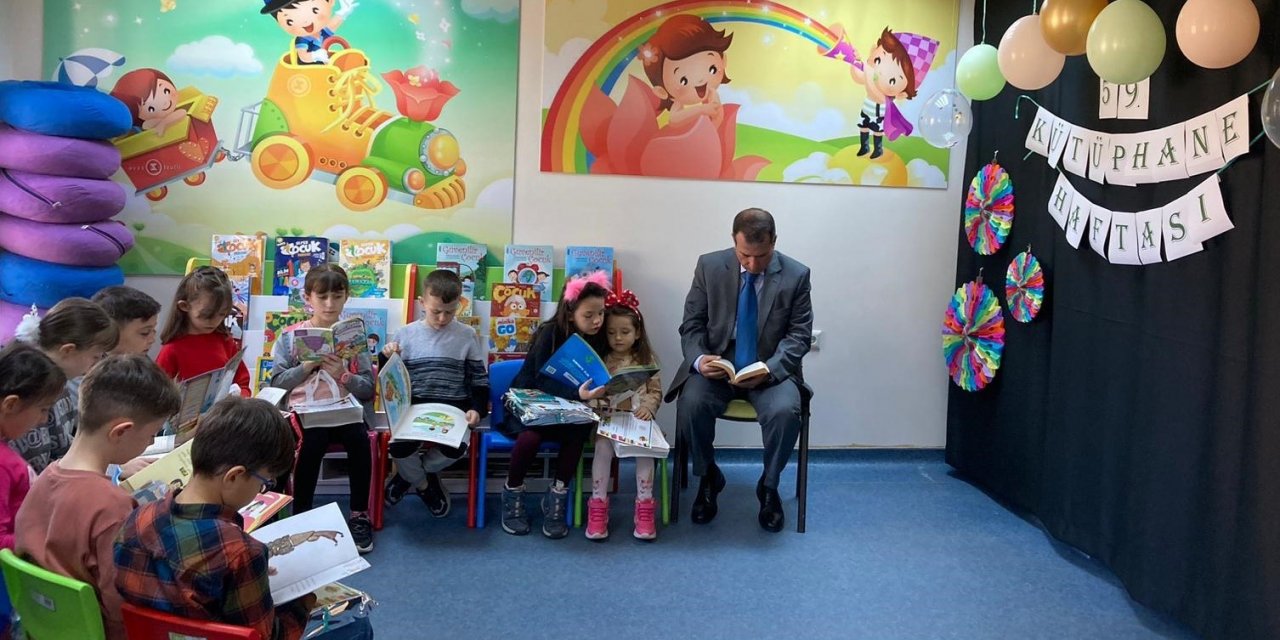 Kaymakam Gürdal öğrencilerle kitap okudu