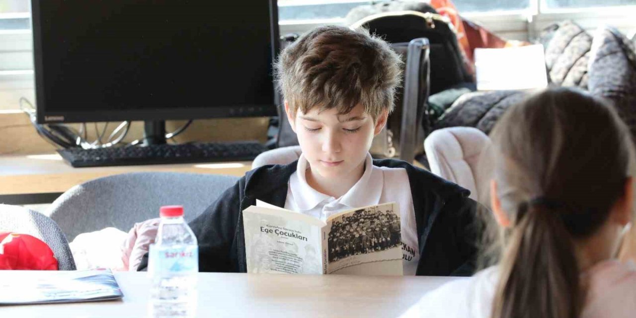 Bayraklı’nın kitap kafeleri yüzlerce öğrenciyi ağırladı