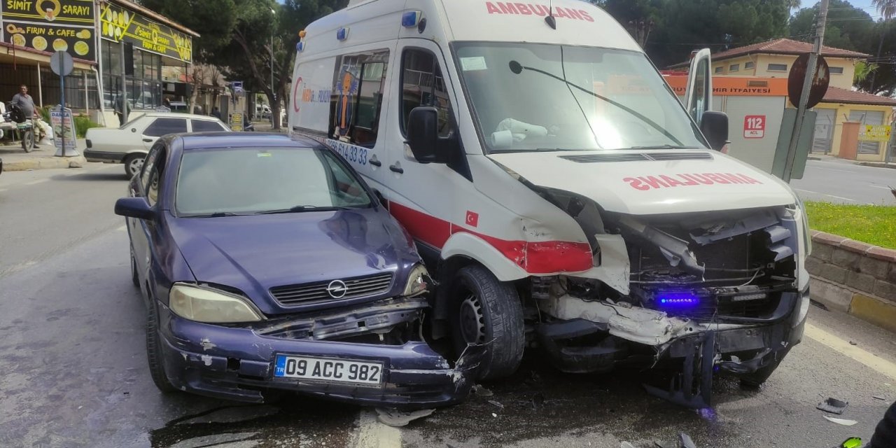 Ambulans ile otomobil çarpıştı: 1 yaralı
