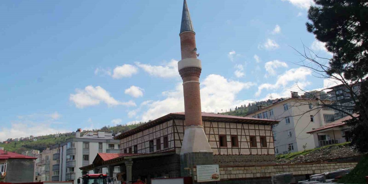 Giresun’da yapımı süren taş cami geleneksel ve yöresel mimarinin izlerini taşıyor