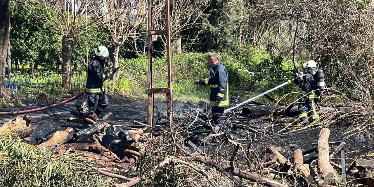 Bahçedeki odunlukta çıkan yangın, eve sıçramadan söndürüldü