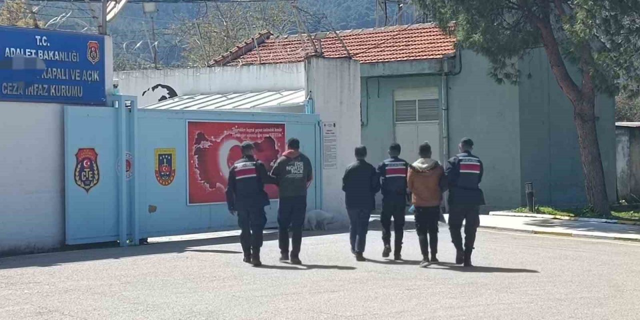 Aranan hükümlü ve şahıslar jandarmadan kaçamadı