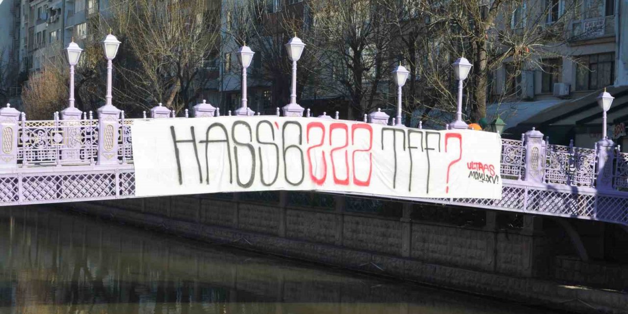 Tepkili taraftarlar köprüye pankart astı