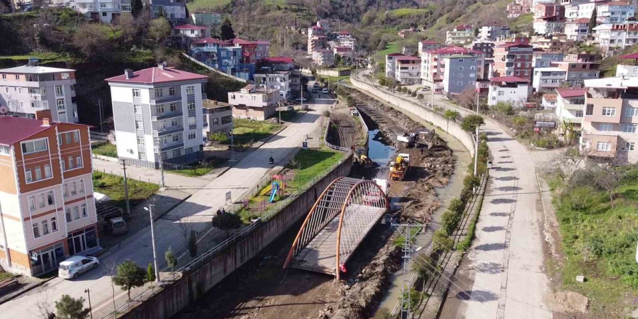 Samsun’da 22 metrelik köprü karadan yürütüldü