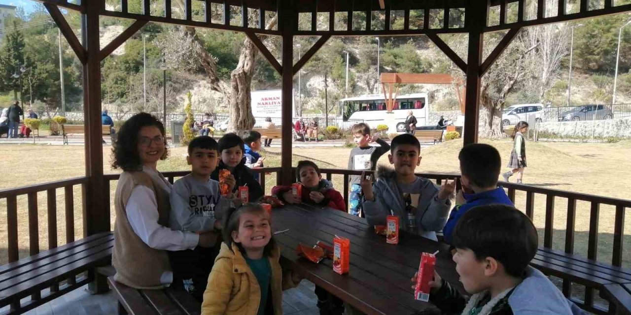 Kuşadalı çocuklar, "Anne, Baba Çocuk Eğitim Merkezi" sayesinde kütüphane ile tanıştı