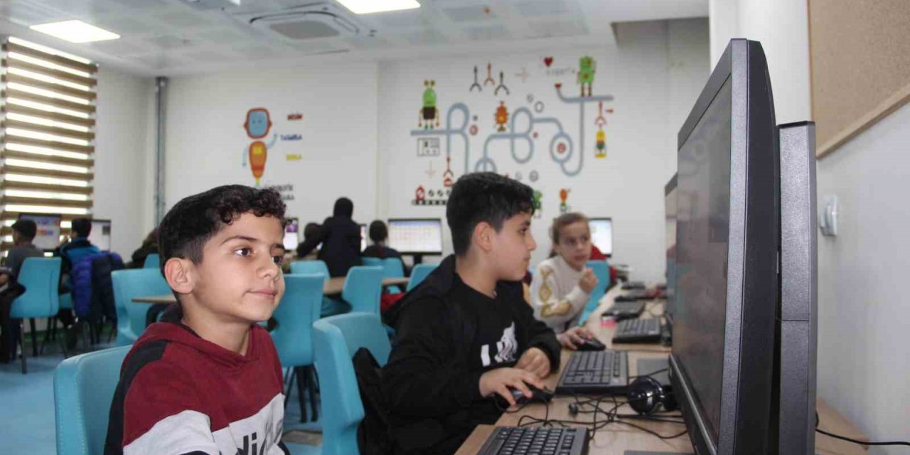 El Cezeri’nin torunları bilgisayarda kendi tasarladıkları oyunları oynuyor