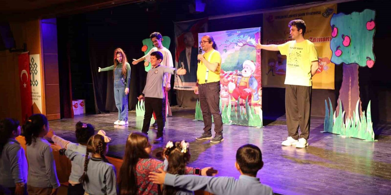 Efeler’de tiyatro rüzgarı çocuklar ve gençler için esti