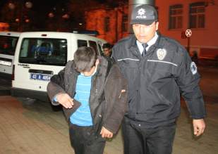 Eve giren hırsızlar suçüstü yakalandı