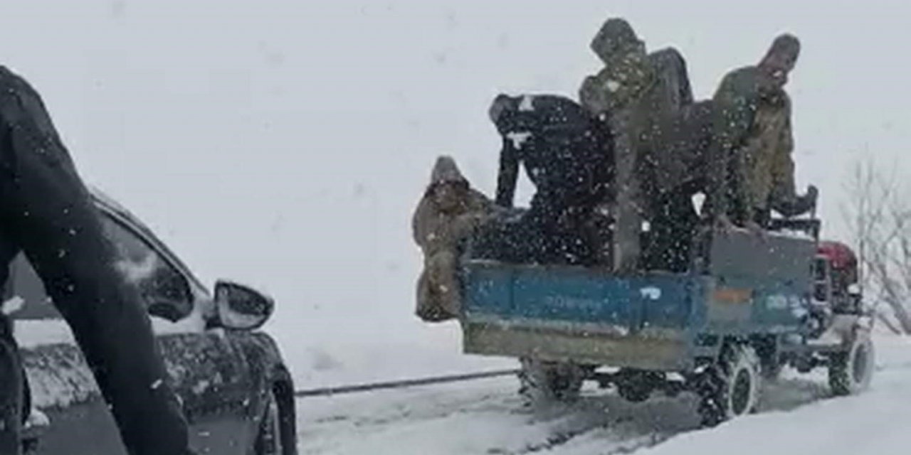 Siirt’te karda mahsur kalan araç patpat yardımıyla çıkartıldı