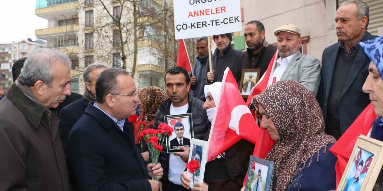 Bakan Bozdağ, Diyarbakır annelerini ziyaret etti: "Çocukların hakkını kim arıyorsa biz onlarla beraberiz"