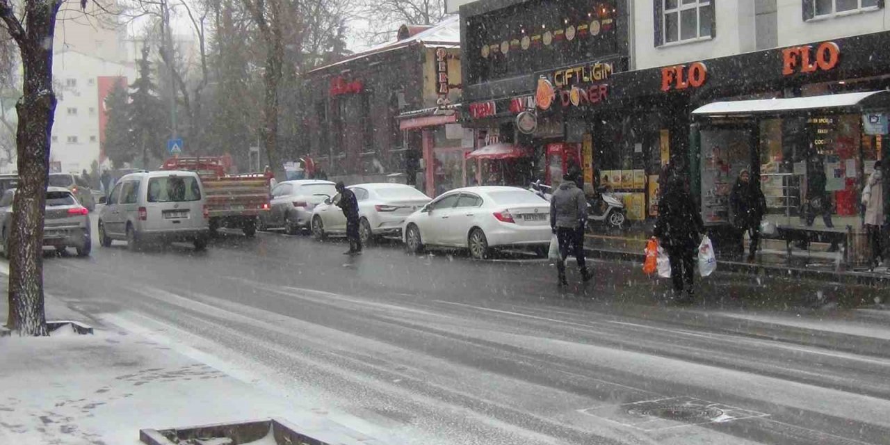 Kars’ta kar yağışı ve tipi etkili oluyor