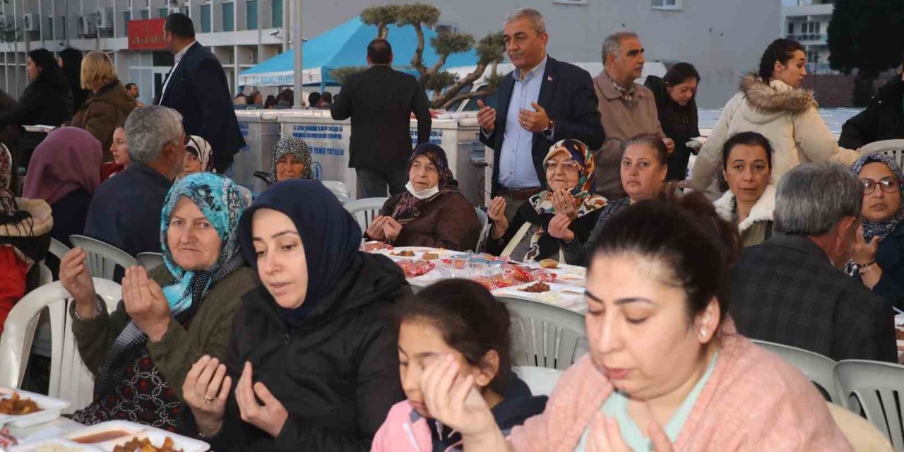 Koçarlılılar gönül sofrasında iftar açtı