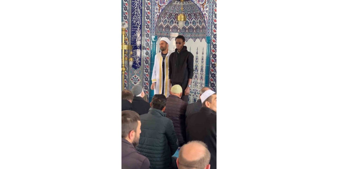 Kamerun’dan gelen Hristiyan genç Gümüşhane’de müslüman oldu