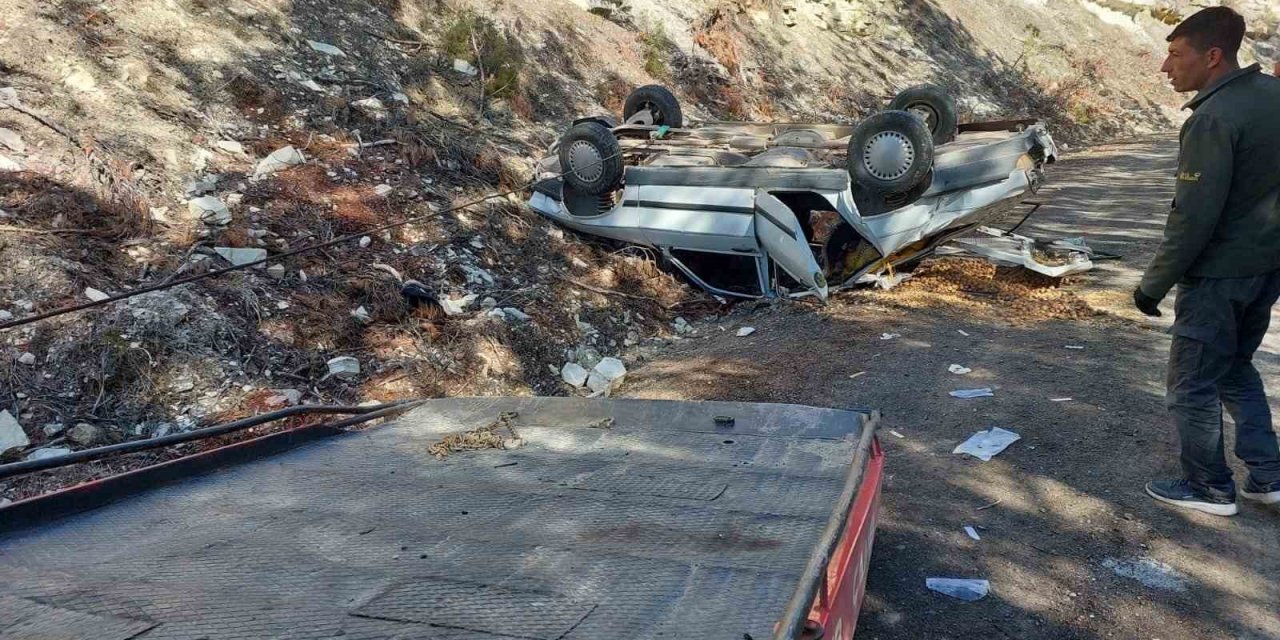 Yoldan çıkarak şarampole uçan otomobil ters döndü: 3 yaralı