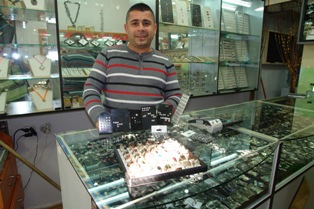 Yeni evlenen çiftlere artık gümüş takılıyor