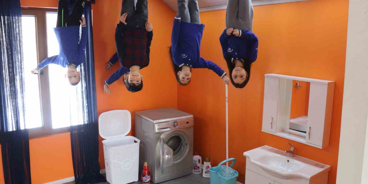 Tersine dünya: Bu evde bir terslik var