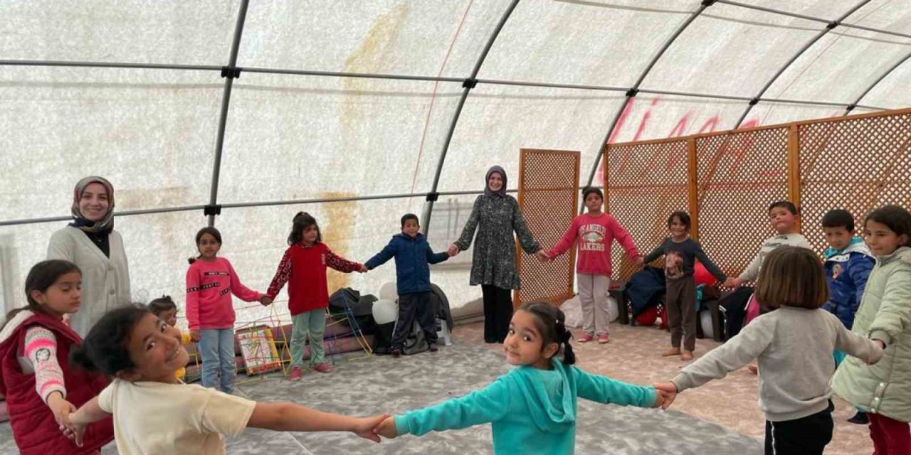 Gönüllü öğretmenler çalışmalarını sürdürüyor
