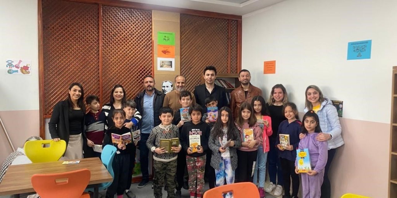 Seyhan’da öğrencilere kitap hediye edildi