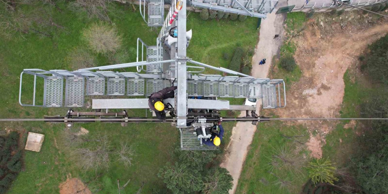 Uludağ’da ölümle burun buruna... 165 metre yüksekte cambazları aratmıyorlar