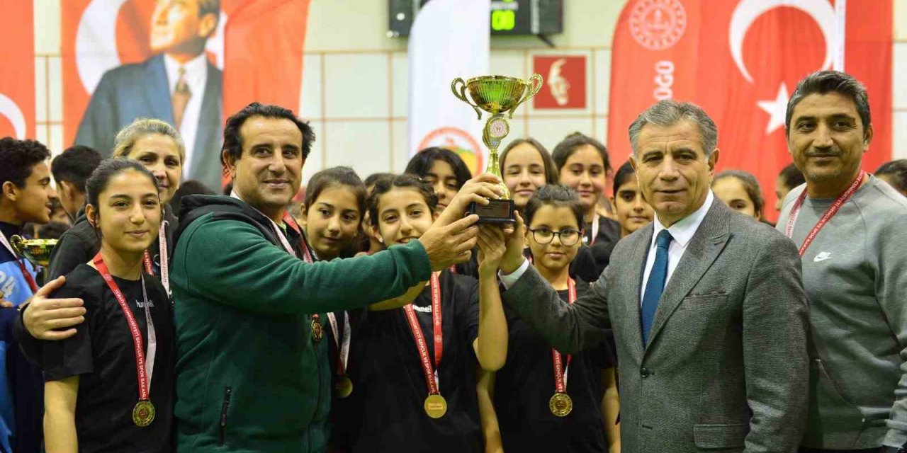 Adana’da hentbolda Orhangazi Ortaokulu erkek ve kız takımları il birincisi oldu