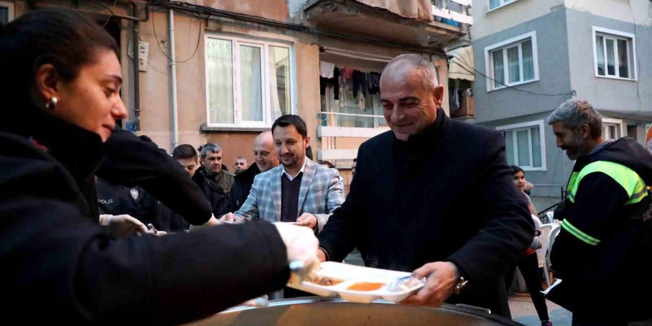 Gemlikliler sokak iftarında buluştu