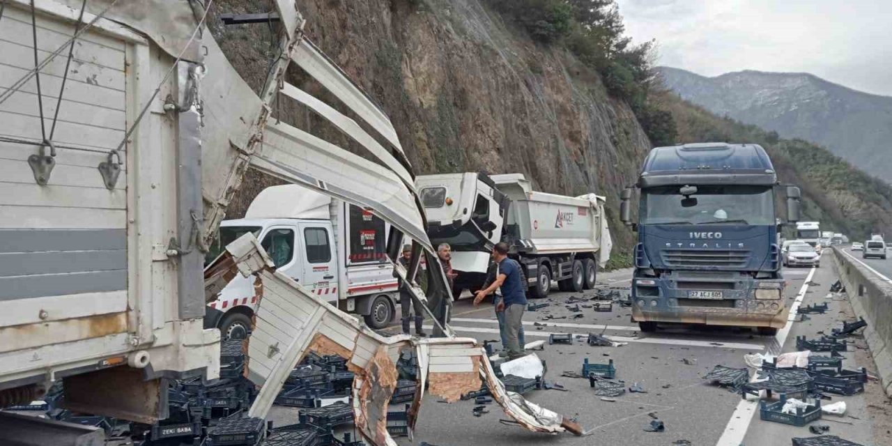 D-650’de kamyon tıra arkadan çaptı, meyve kasaları yola savruldu