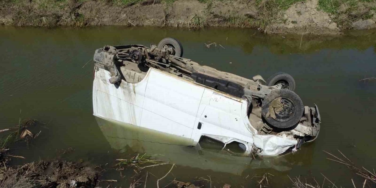 Kanala uçup ters dönen araçtan burunları kanamadan çıktılar