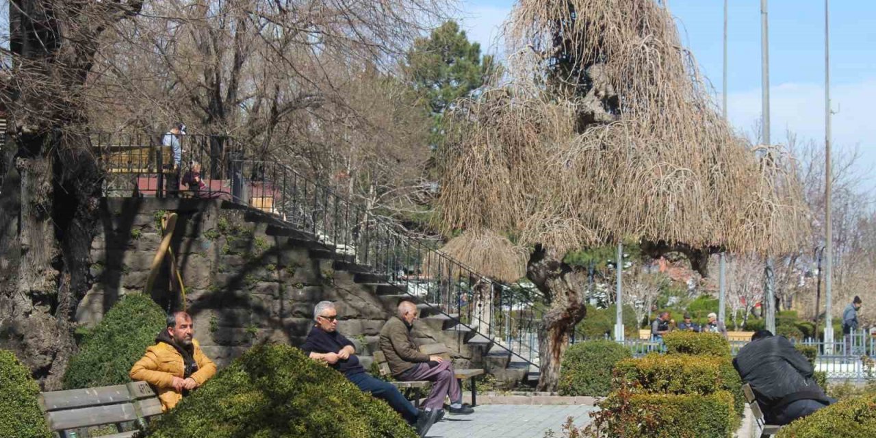 Sıcak ve güneşli havayı görenler kendilerini sokağa attı