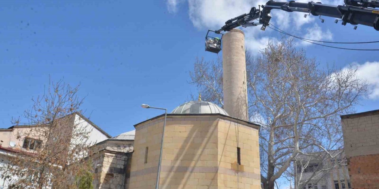 Türkiye’nin türbeye açılan mihraplı tek camisinin minaresi söküldü