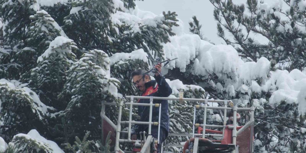 İtfaiye bu kez ağaca takılı kalan dronu kurtarmak için seferber oldu