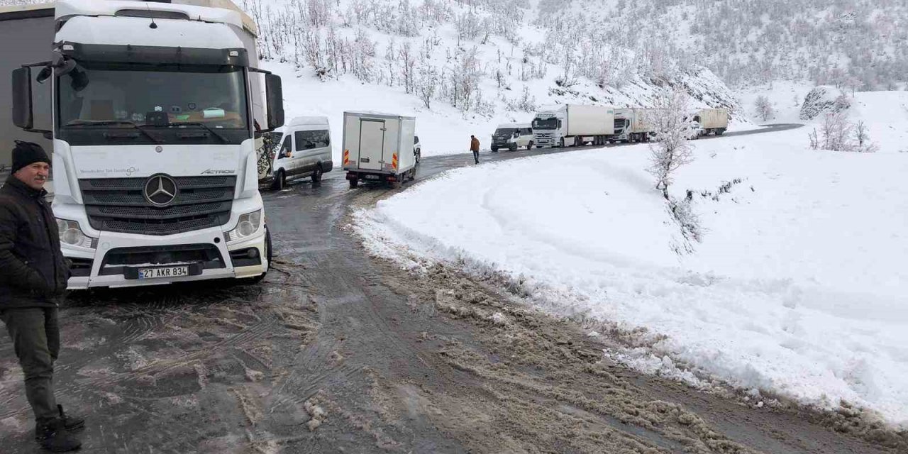 Şırnak’ta kar ve buzlanma ulaşımı aksattı