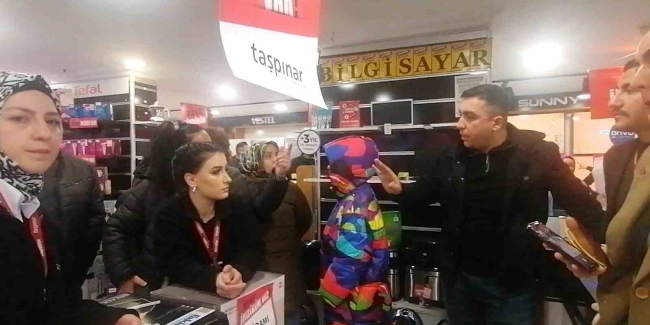 Başkentte yüzde 50 indirim yapan mağazada vatandaşlar ile çalışanlar birbirine girdi