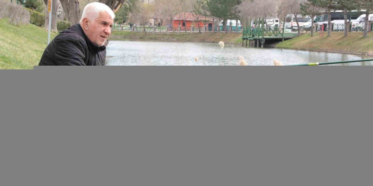 Güneşli havayı gören vatandaşlar soluğu park ve bahçelerde aldı