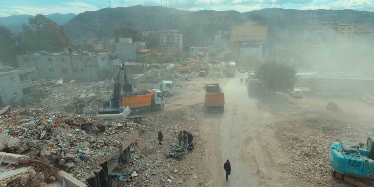 Samandağ’da enkaz kaldırma çalışmaları havadan görüntülendi