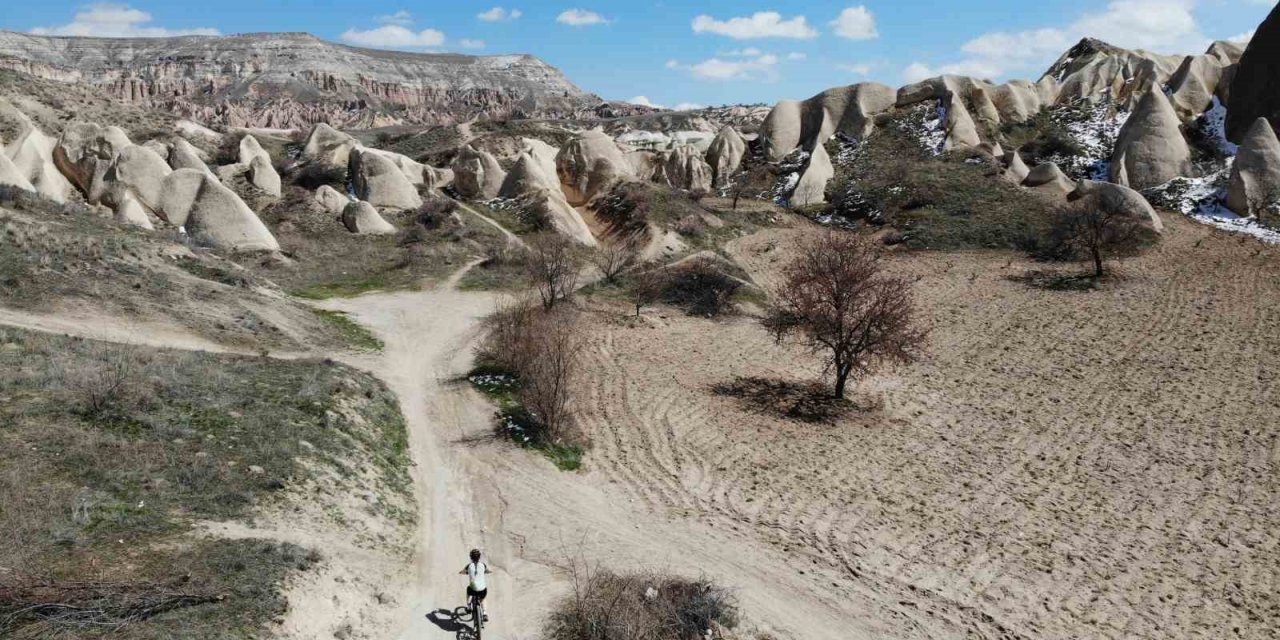 Kapadokya’nın zorlu şartlarında pedal çevirdiler