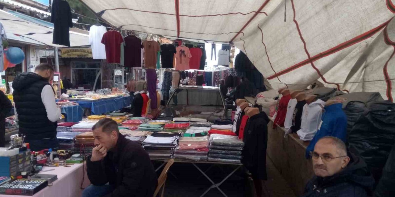 Pazar yerinde kalan lüks araç esnafı zor anlar yaşattı