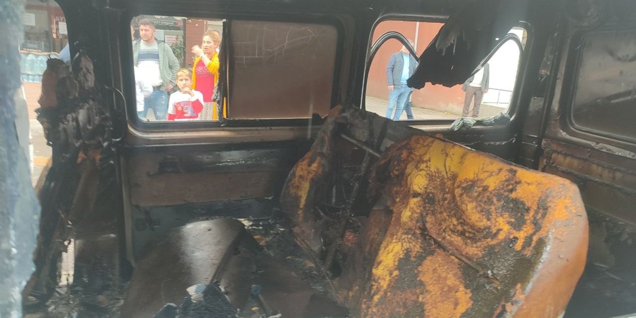Park halindeki minibüs alev alev yandı