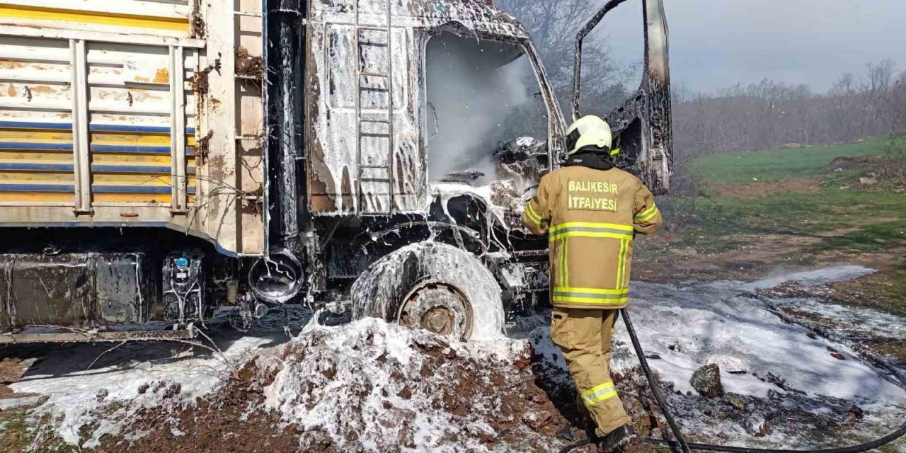 Seyir halindeki kamyon yandı