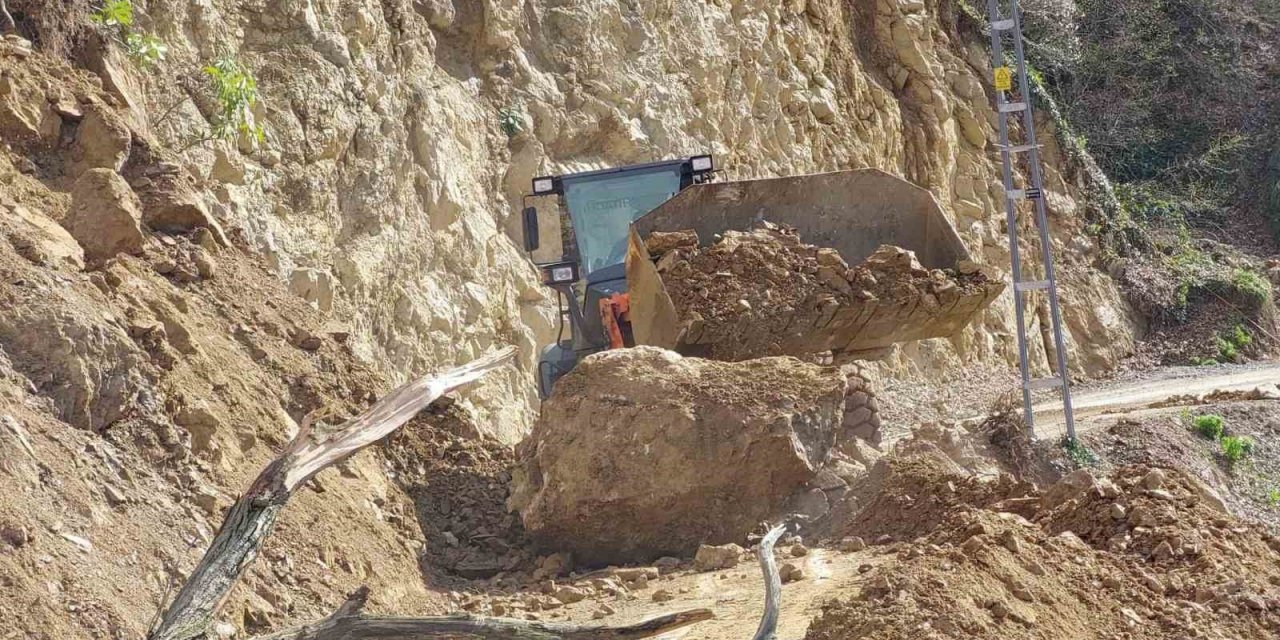 Heyelan köy yolunu ulaşıma kapattı