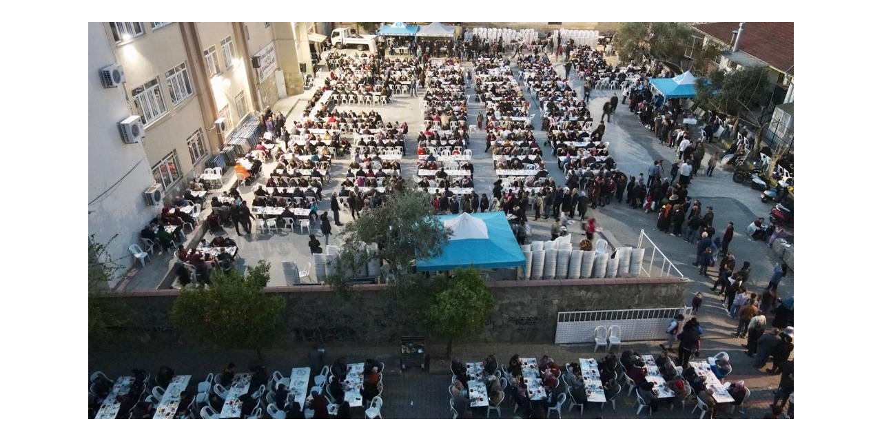 Nazilli Belediyesi’nin iftar sofraları dolup taşıyor