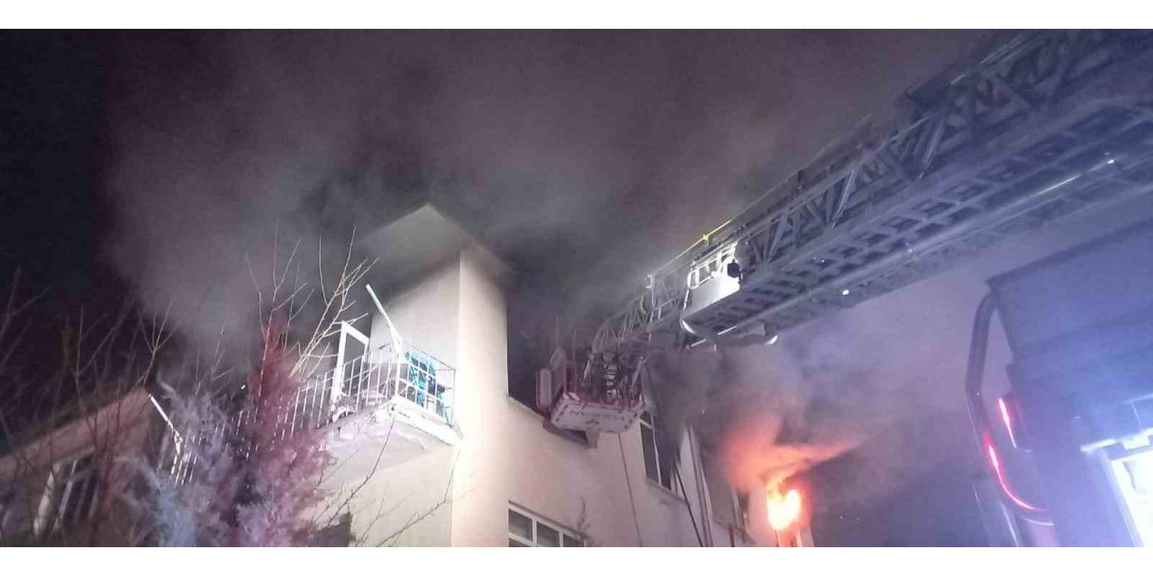 Alevlerin sardığı ev kullanılamaz hale geldi