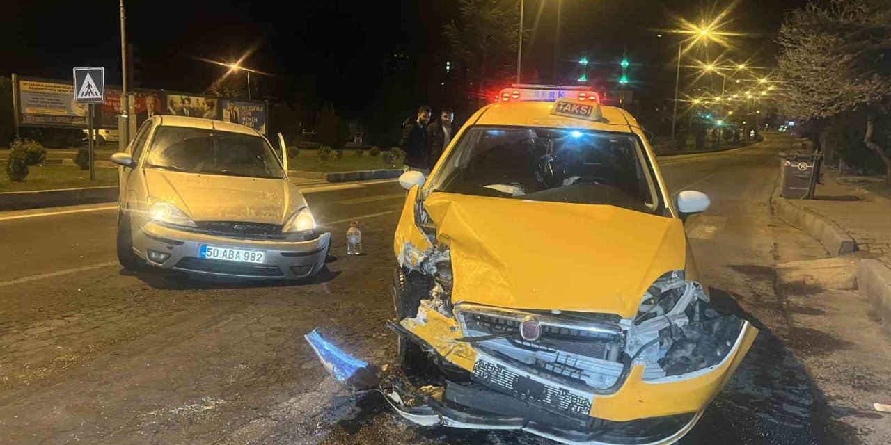 Ticari taksi ile otomobil çarpıştı! 3 yaralı