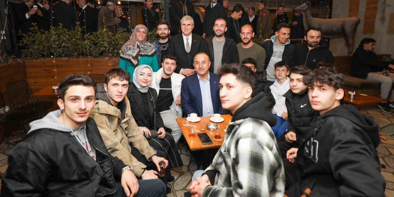 Bakan Çavuşoğlu, depremzedelerle gençlerle sahur yaptı