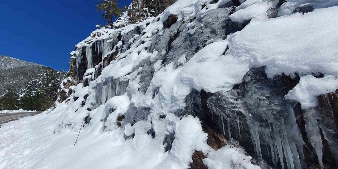 Gümüşhane’de bahar ayında buzdan şelaleler