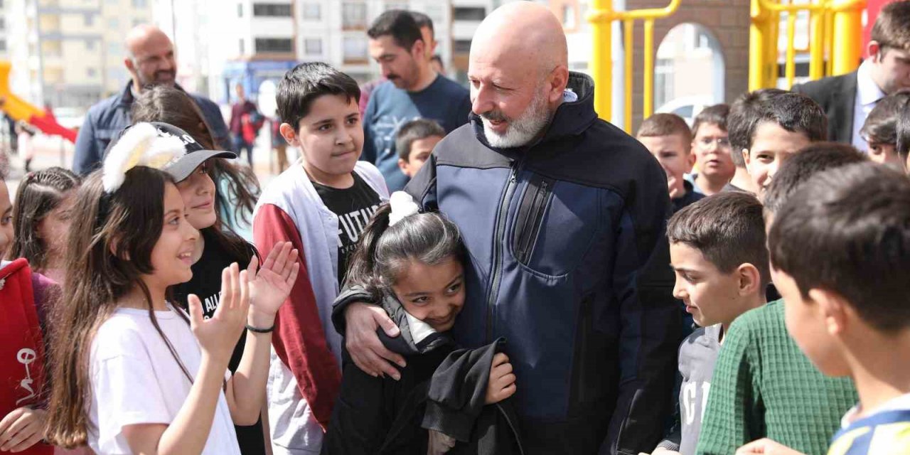 Başkan Çolakbayrakdar’ın Çocuk Sevgisi