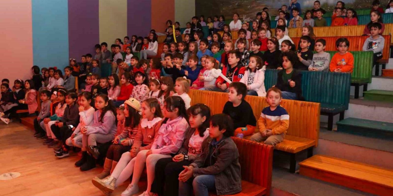 Yalova’da çocuklar illüzyon gösterisi ile eğlendi