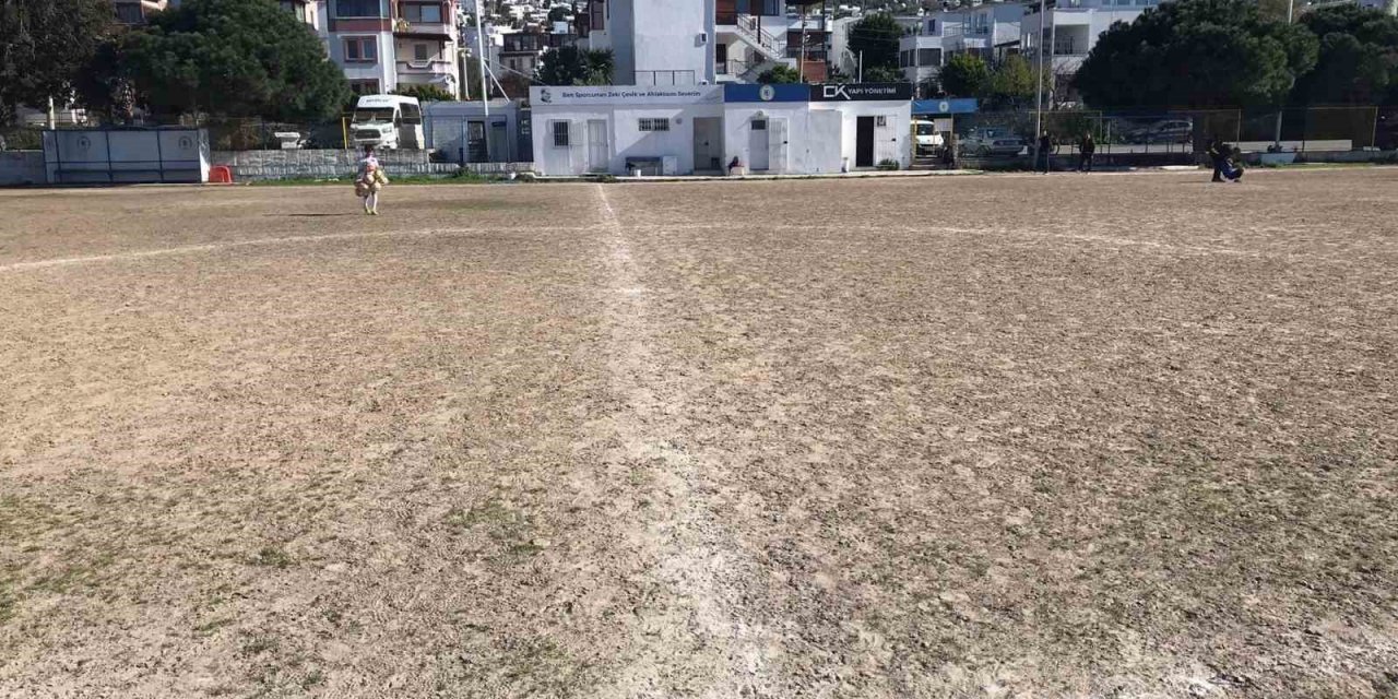 Saha çizgileri düzgün olmayınca play-off maçı ertelendi