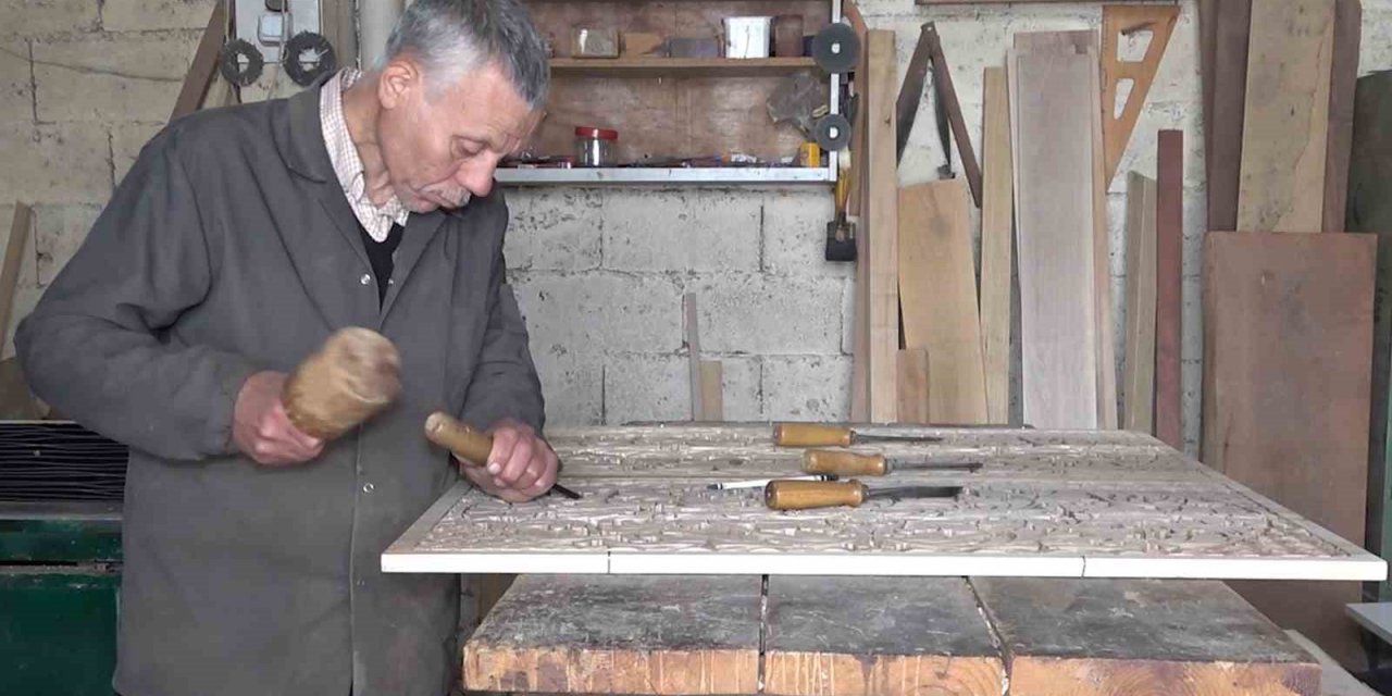 "Yiğit düştüğü yerden kalkar" dedi, işinin başına geçti: Selçuklu ve Osmanlı motiflerini ahşaba işliyor